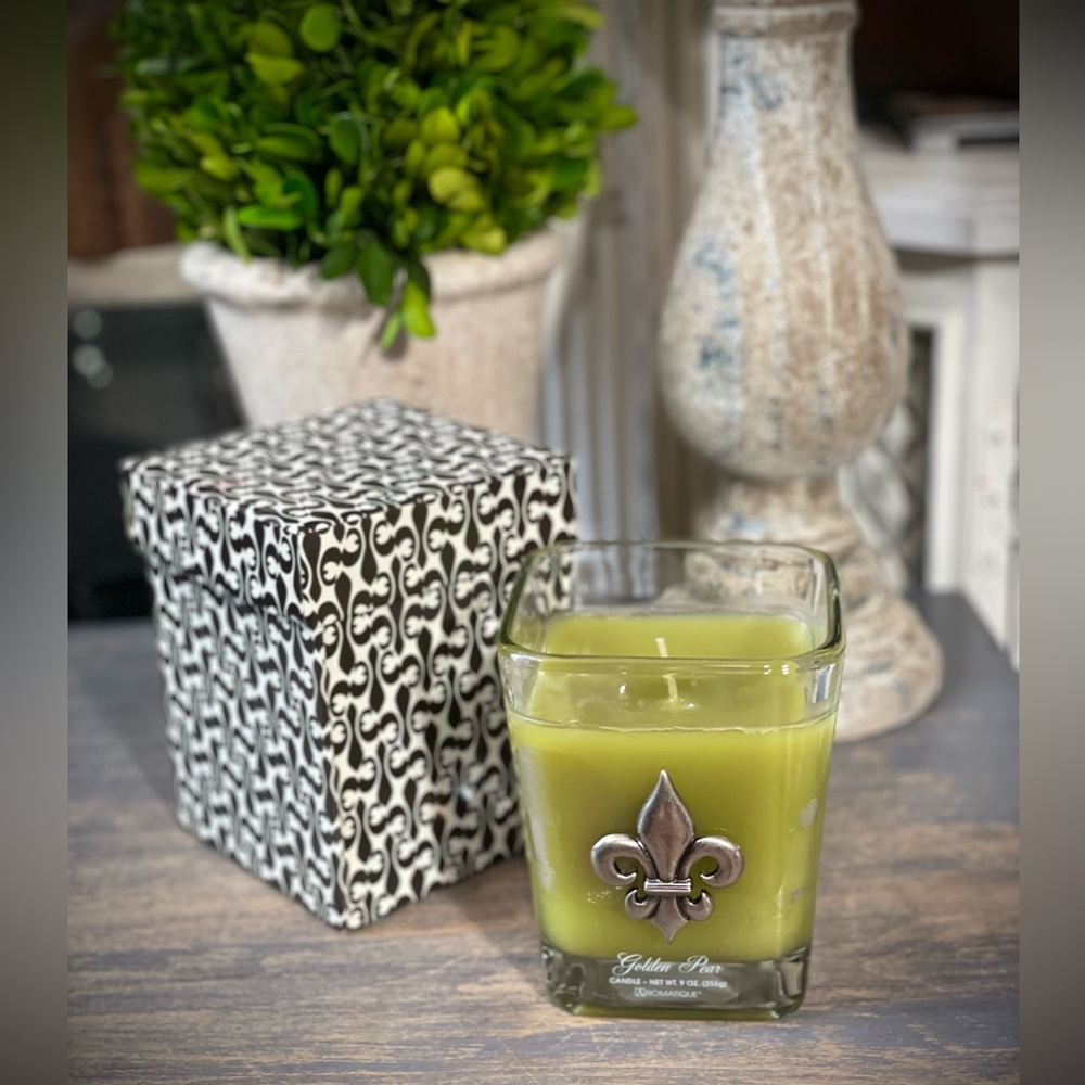 Aromatique Golden Pear Glass Jar candle 9 oz. Fleur de lis